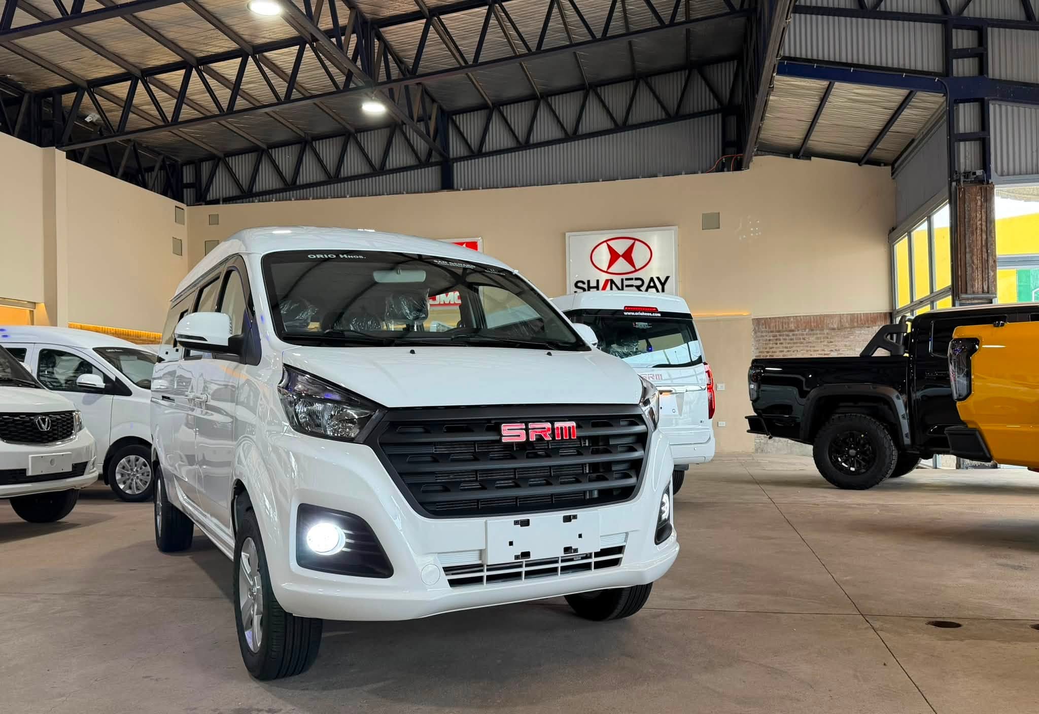 SHINERAY SRM 2.0 Nafta 136 CV Manual Familiar de 7 pasajeros M7 0 Km MY2026. Financia Bco. Santander. Acércate a ORIO HNOS, SAN GENARO, concesionario oficial SHINERAY, DOMY Utilitarios