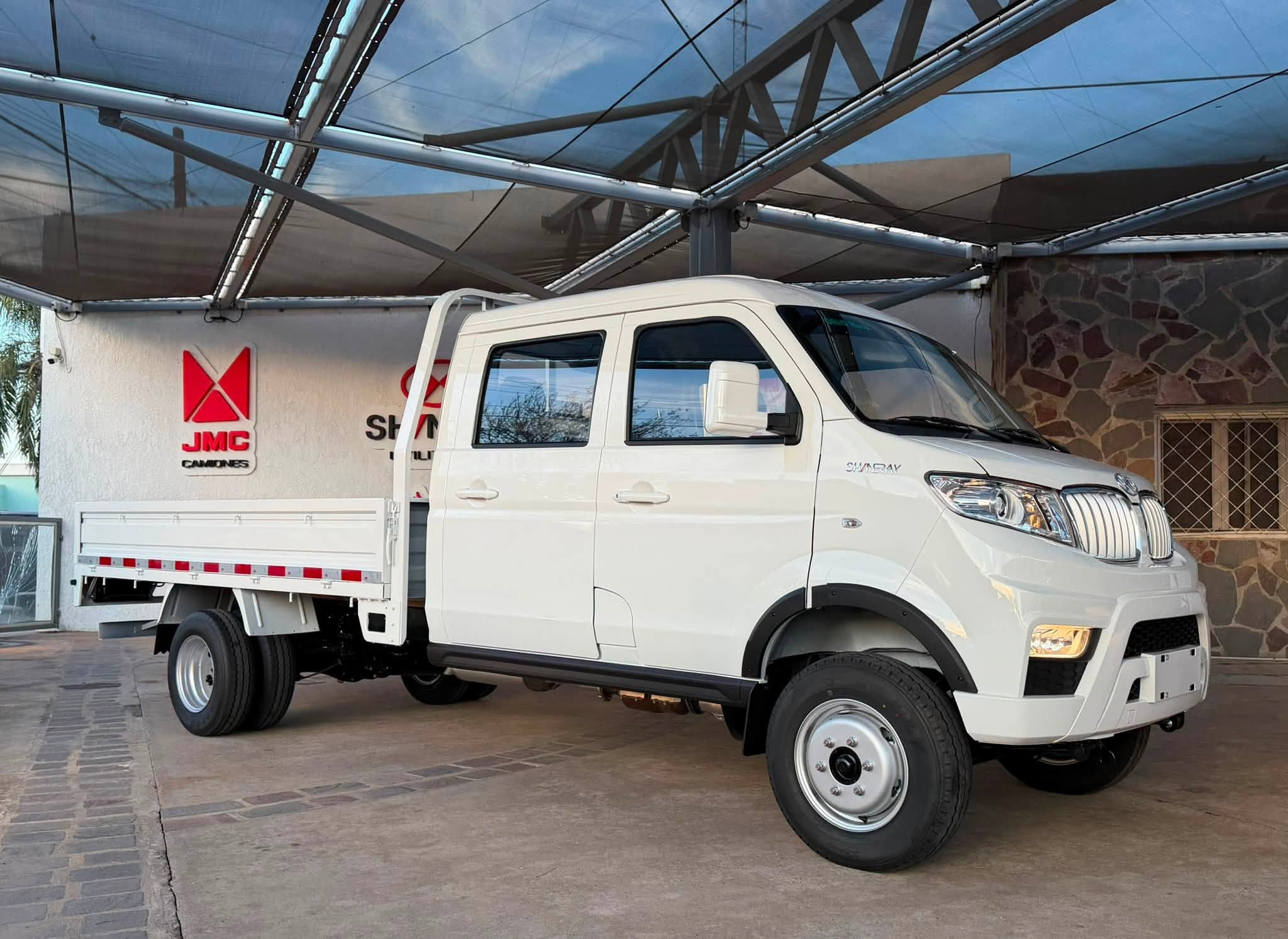 SHINERAY T52 DOBLE CABINA CHASIS CON DUALES 0Km My2026, blanco. ¡Disponible! Financia Bco. Santander. Acércate a ORIO HNOS, SAN GENARO, concesionario oficial SHINERAY, DOMY Utilitarios