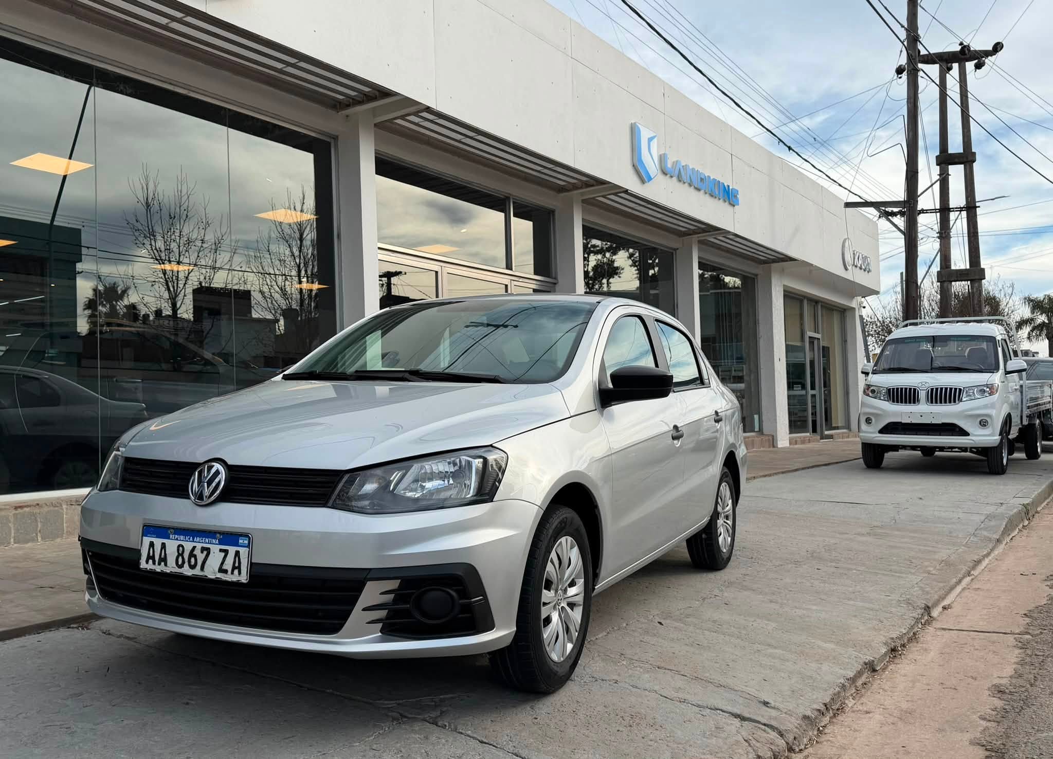 VW VOYAGE 1.6 MSI MANUAL año 2017 gris plata. con 48.000Km. Financia Bco. Santander. Acércate a ORIO HNOS, SAN GENARO, concesionario oficial SHINERAY, DOMY Utilitarios