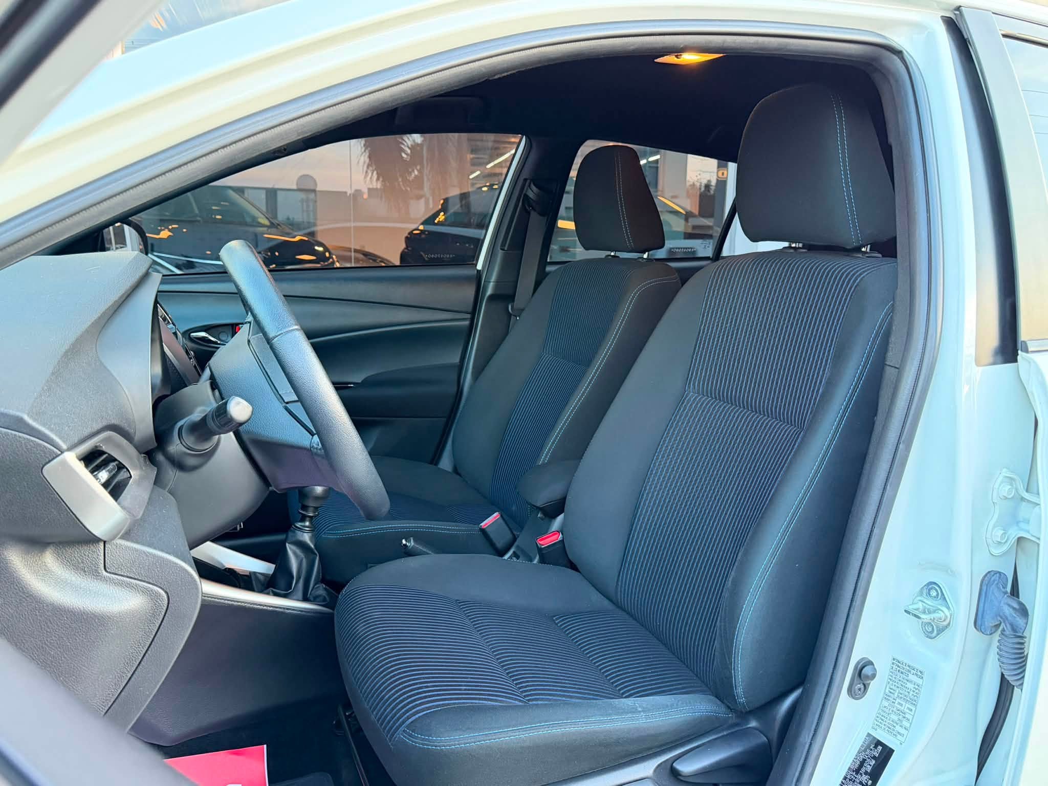 Toyota YARIS 5 PUERTAS 1.5 6M/T XLS año 2019 con 55.600Km. RTO VIGENTE. Financia Bco. Santander. Acércate a ORIO HNOS, SAN GENARO, concesionario oficial FORTHING - Imagen 7