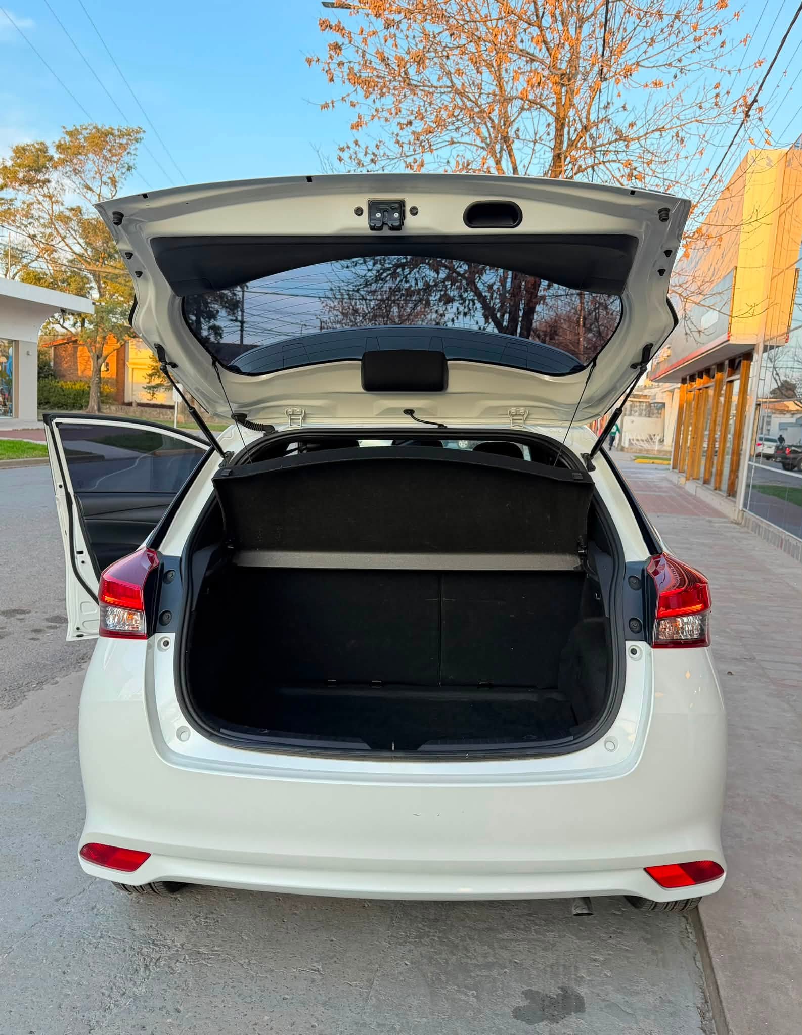 Toyota YARIS 5 PUERTAS 1.5 6M/T XLS año 2019 con 55.600Km. RTO VIGENTE. Financia Bco. Santander. Acércate a ORIO HNOS, SAN GENARO, concesionario oficial FORTHING - Imagen 9