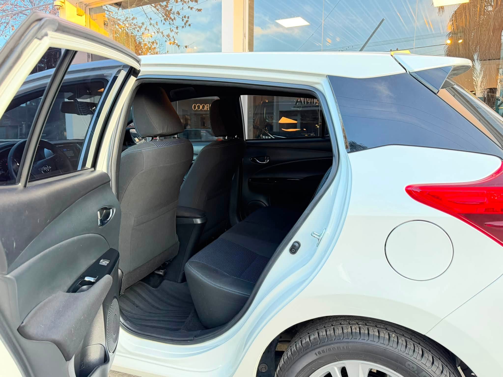 Toyota YARIS 5 PUERTAS 1.5 6M/T XLS año 2019 con 55.600Km. RTO VIGENTE. Financia Bco. Santander. Acércate a ORIO HNOS, SAN GENARO, concesionario oficial FORTHING - Imagen 8