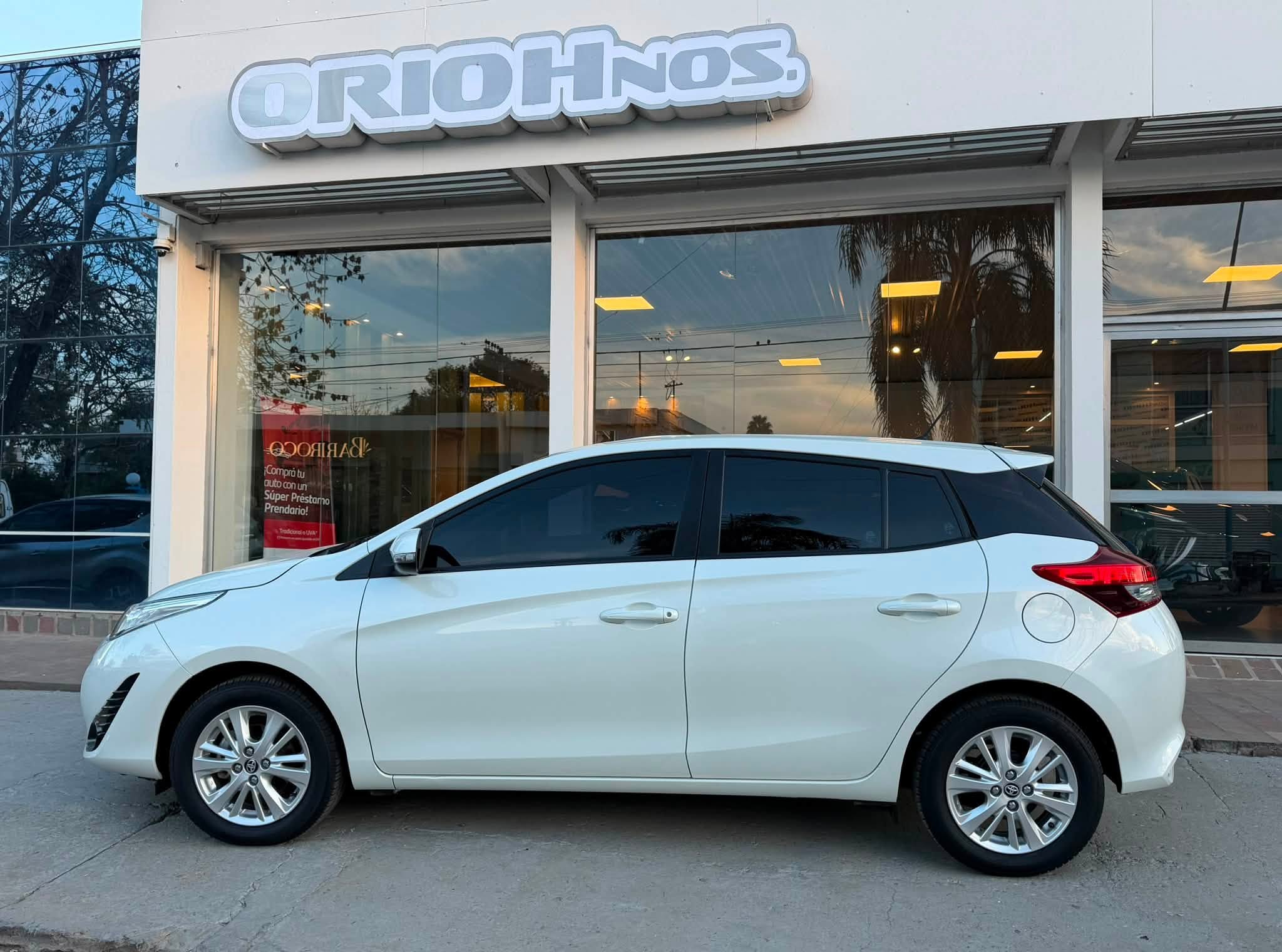 Toyota YARIS 5 PUERTAS 1.5 6M/T XLS año 2019 con 55.600Km. RTO VIGENTE. Financia Bco. Santander. Acércate a ORIO HNOS, SAN GENARO, concesionario oficial FORTHING - Imagen 2