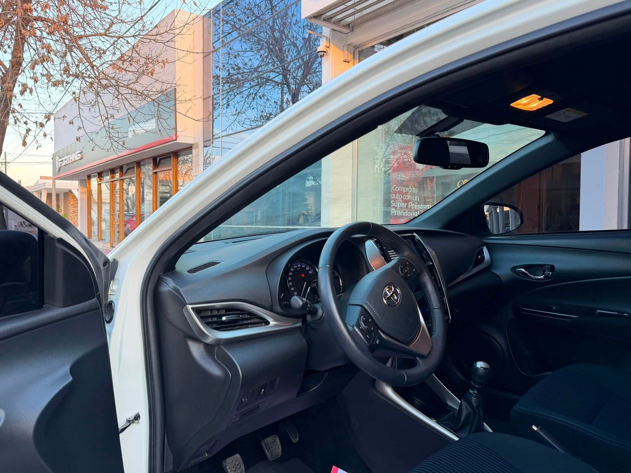 Toyota YARIS 5 PUERTAS 1.5 6M/T XLS año 2019 con 55.600Km. RTO VIGENTE. Financia Bco. Santander. Acércate a ORIO HNOS, SAN GENARO, concesionario oficial FORTHING - Imagen 6