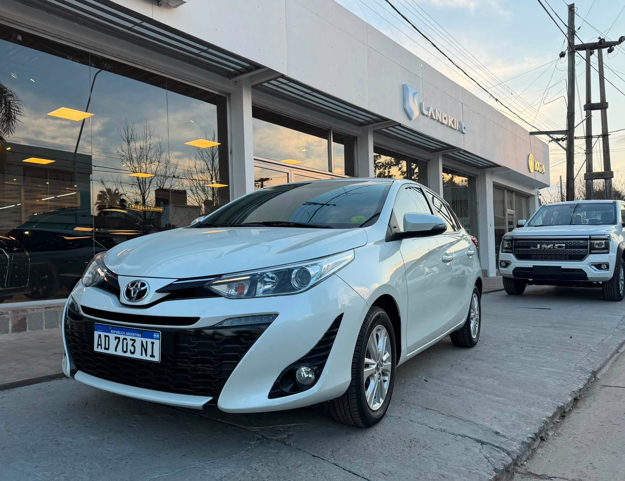 Toyota YARIS 5 PUERTAS 1.5 6M/T XLS año 2019 con 55.600Km. RTO VIGENTE. Financia Bco. Santander. Acércate a ORIO HNOS, SAN GENARO, concesionario oficial FORTHING