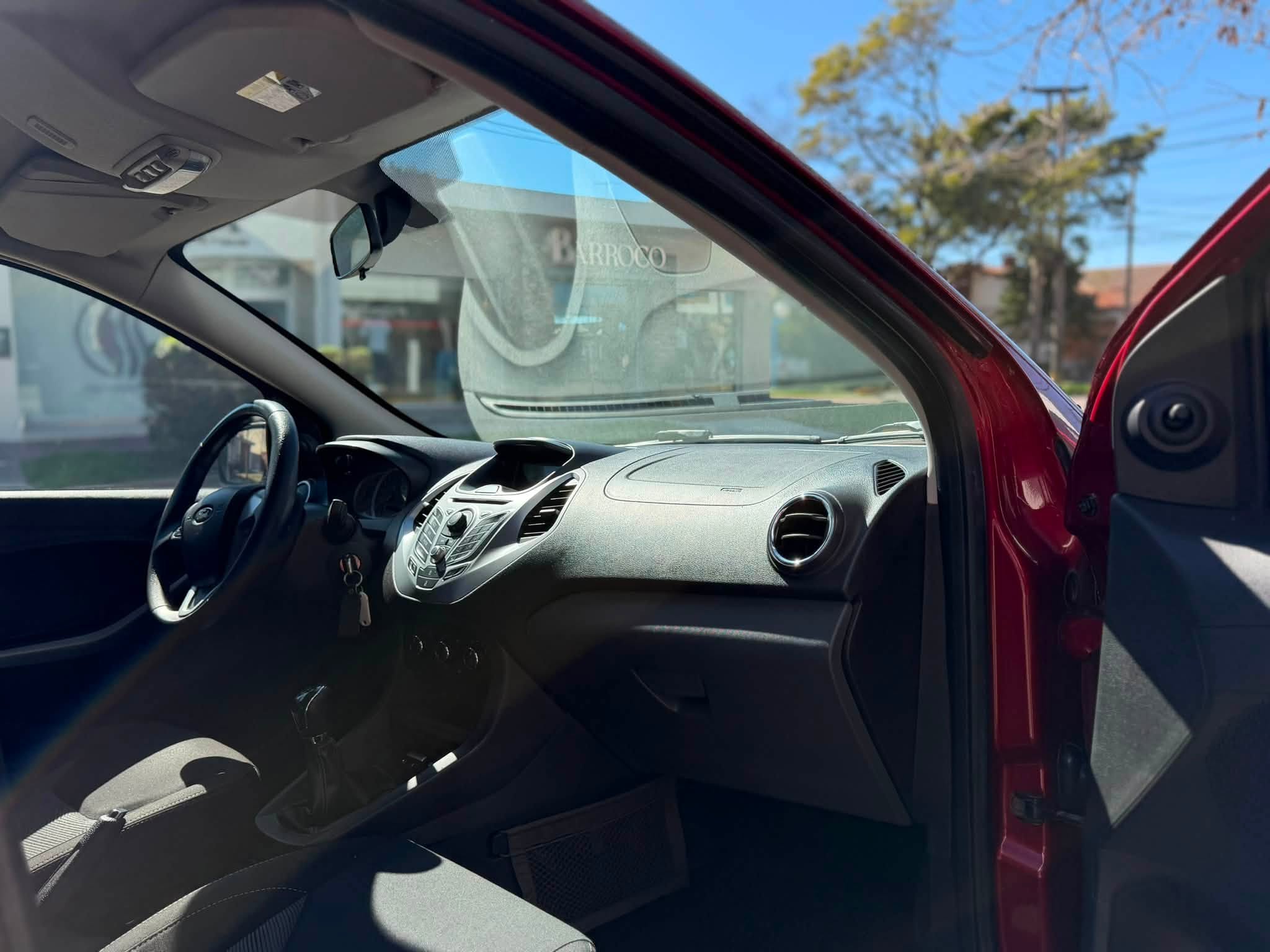 FORD KA 1.5L M/T SEL año 2016 con 106.000Km. Financia Bco. Santander. Acércate a ORIO HNOS, SAN GENARO, concesionario oficial SHINERAY, DOMY Utilitarios - Imagen 4