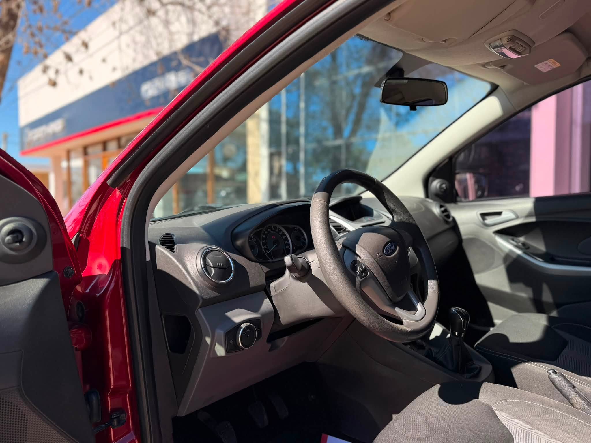 FORD KA 1.5L M/T SEL año 2016 con 106.000Km. Financia Bco. Santander. Acércate a ORIO HNOS, SAN GENARO, concesionario oficial SHINERAY, DOMY Utilitarios - Imagen 2