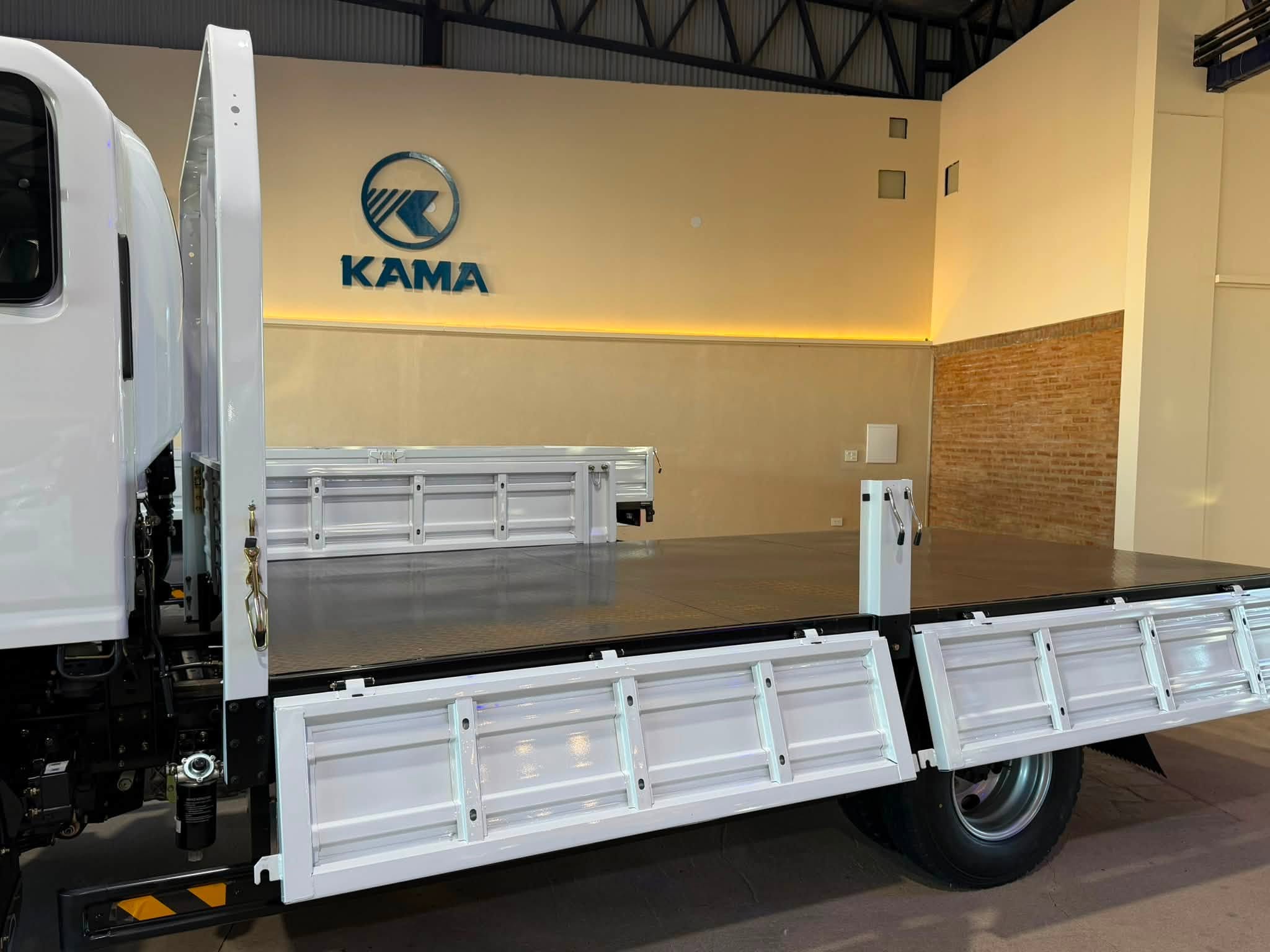 KAMA M3 CARGO CABINA EXTENDIDA con CAJA de CARGA ORIGINAL 2.3 TDI 110cv 0Km My2026 blanco a ORIO HNOS. Financia Bco. Santander. Acércate a ORIO HNOS, SAN GENARO, concesionario oficial JMC, ISUZU, KAMA, LANDKING Camiones - Imagen 17