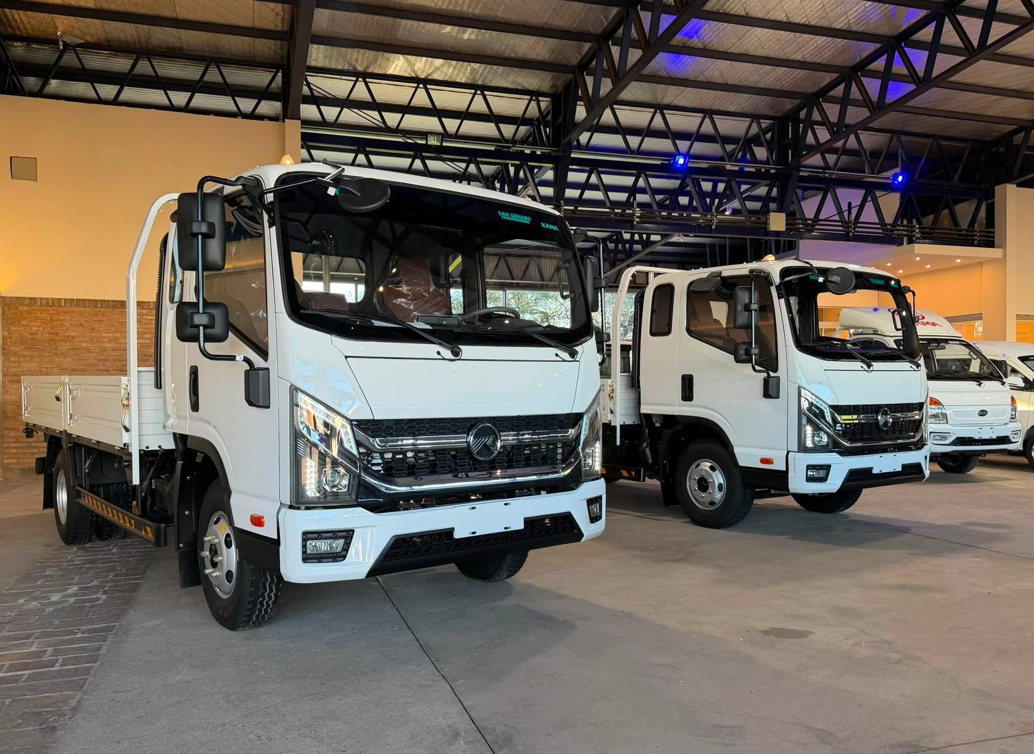 KAMA M3 CARGO CABINA EXTENDIDA con CAJA de CARGA ORIGINAL 2.3 TDI 110cv 0Km My2026 blanco a ORIO HNOS. Financia Bco. Santander. Acércate a ORIO HNOS, SAN GENARO, concesionario oficial JMC, ISUZU, KAMA, LANDKING Camiones
