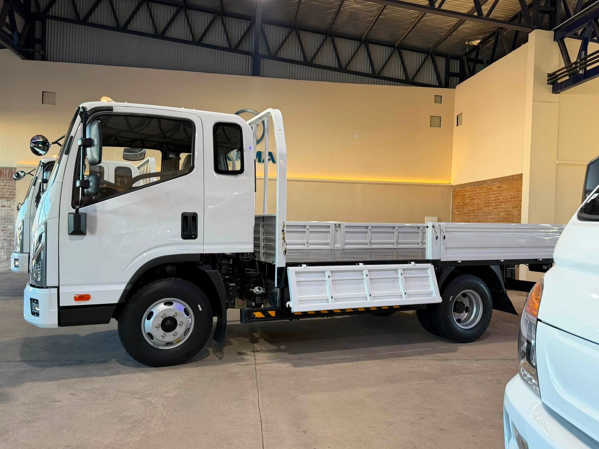KAMA M3 CARGO CABINA EXTENDIDA con CAJA de CARGA ORIGINAL 2.3 TDI 110cv 0Km My2026 blanco a ORIO HNOS. Financia Bco. Santander. Acércate a ORIO HNOS, SAN GENARO, concesionario oficial JMC, ISUZU, KAMA, LANDKING Camiones - Imagen 3