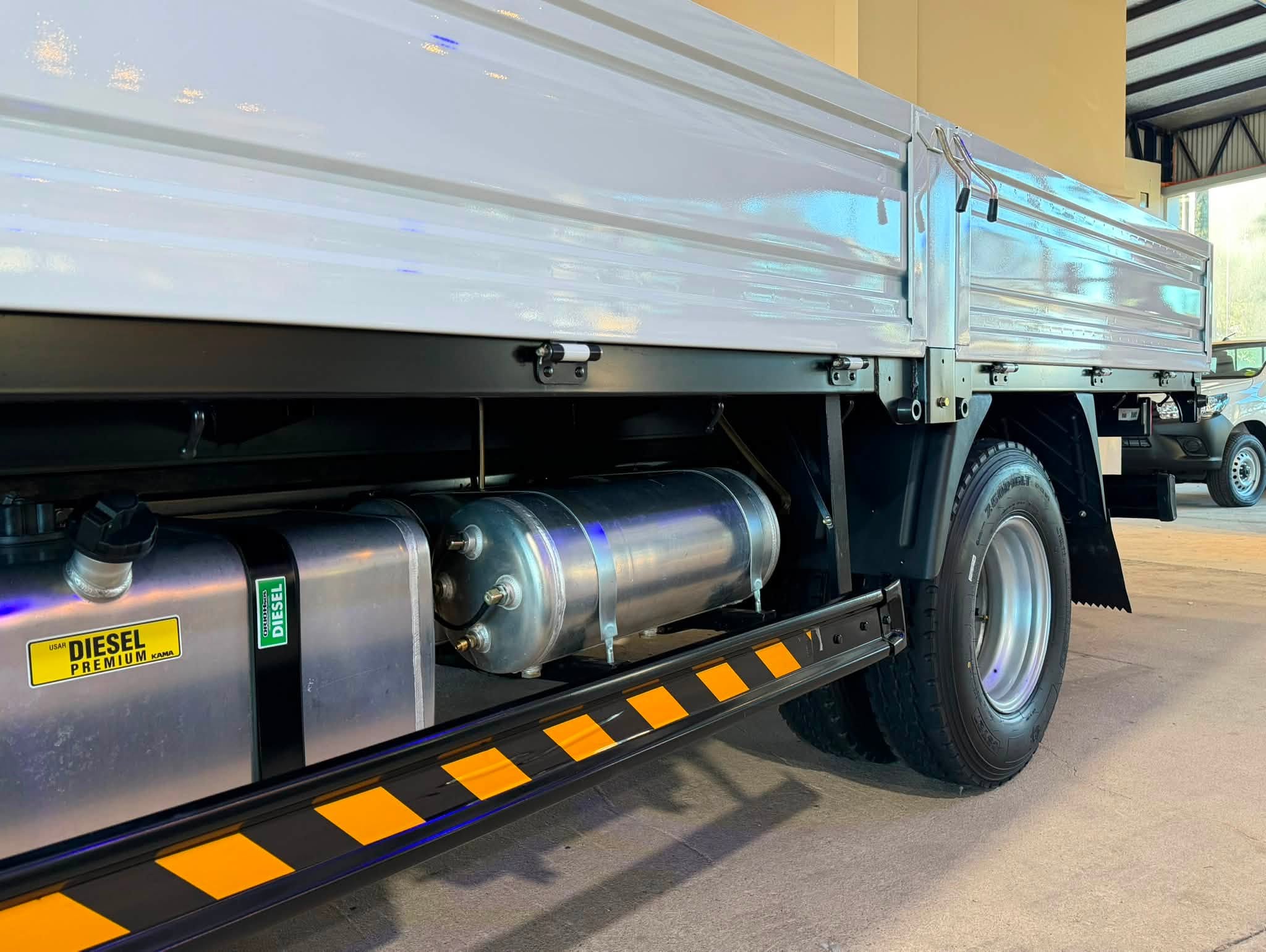 KAMA M3 CARGO CABINA EXTENDIDA con CAJA de CARGA ORIGINAL 2.3 TDI 110cv 0Km My2026 blanco a ORIO HNOS. Financia Bco. Santander. Acércate a ORIO HNOS, SAN GENARO, concesionario oficial JMC, ISUZU, KAMA, LANDKING Camiones - Imagen 11