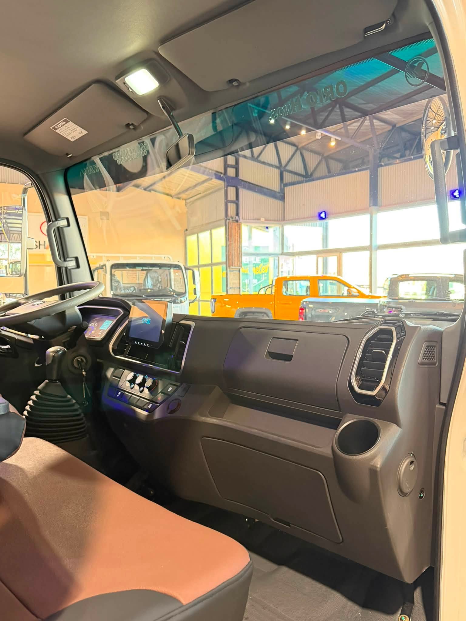 KAMA M3 CARGO CABINA EXTENDIDA con CAJA de CARGA ORIGINAL 2.3 TDI 110cv 0Km My2026 blanco a ORIO HNOS. Financia Bco. Santander. Acércate a ORIO HNOS, SAN GENARO, concesionario oficial JMC, ISUZU, KAMA, LANDKING Camiones - Imagen 9