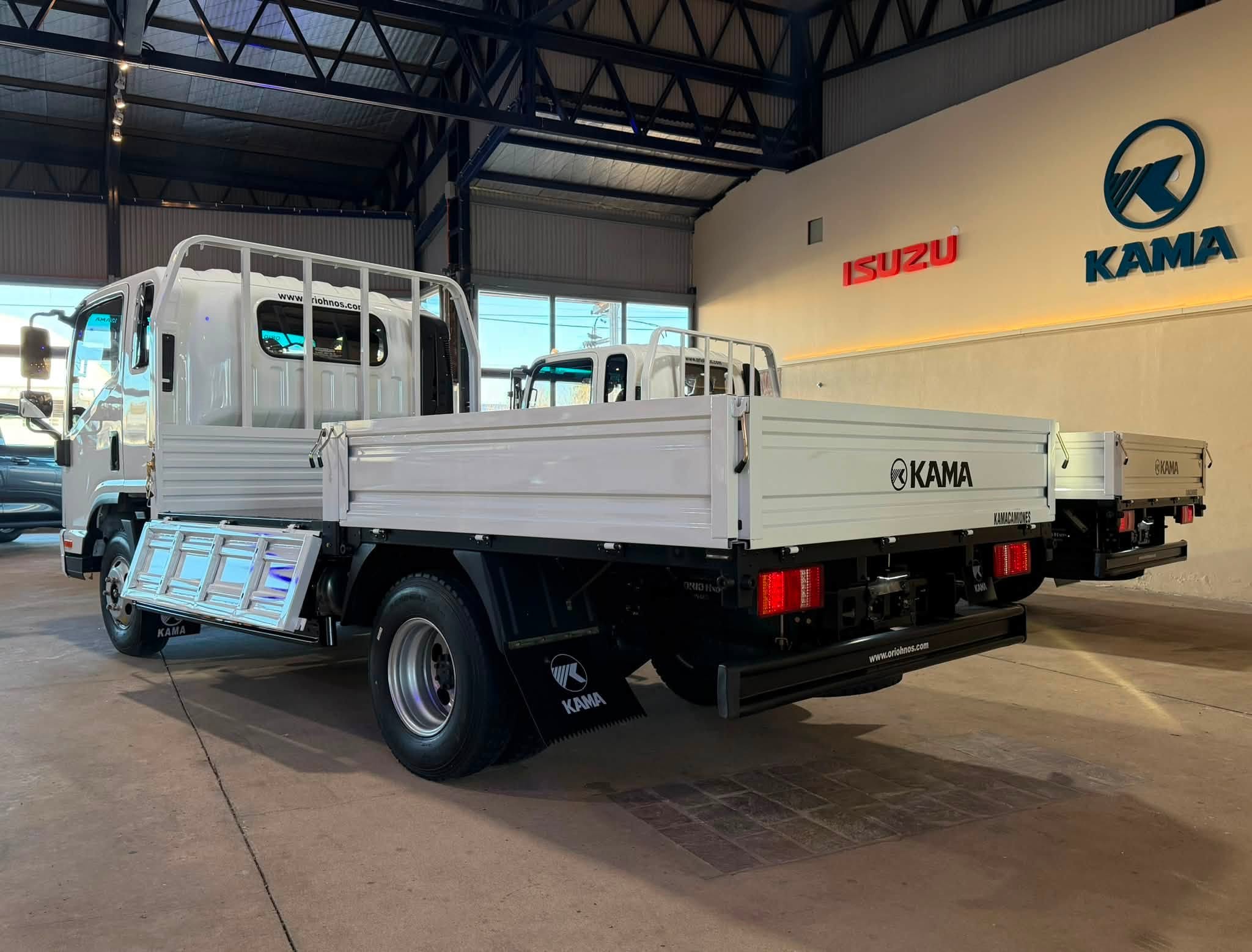 KAMA M3 CARGO CABINA EXTENDIDA con CAJA de CARGA ORIGINAL 2.3 TDI 110cv 0Km My2026 blanco a ORIO HNOS. Financia Bco. Santander. Acércate a ORIO HNOS, SAN GENARO, concesionario oficial JMC, ISUZU, KAMA, LANDKING Camiones - Imagen 4