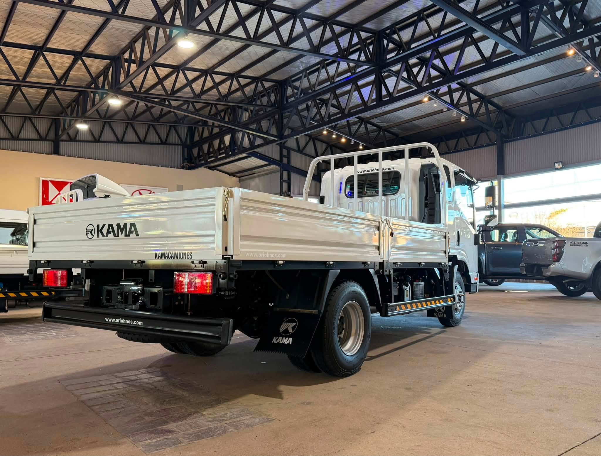 KAMA M3 CARGO CABINA EXTENDIDA con CAJA de CARGA ORIGINAL 2.3 TDI 110cv 0Km My2026 blanco a ORIO HNOS. Financia Bco. Santander. Acércate a ORIO HNOS, SAN GENARO, concesionario oficial JMC, ISUZU, KAMA, LANDKING Camiones - Imagen 6
