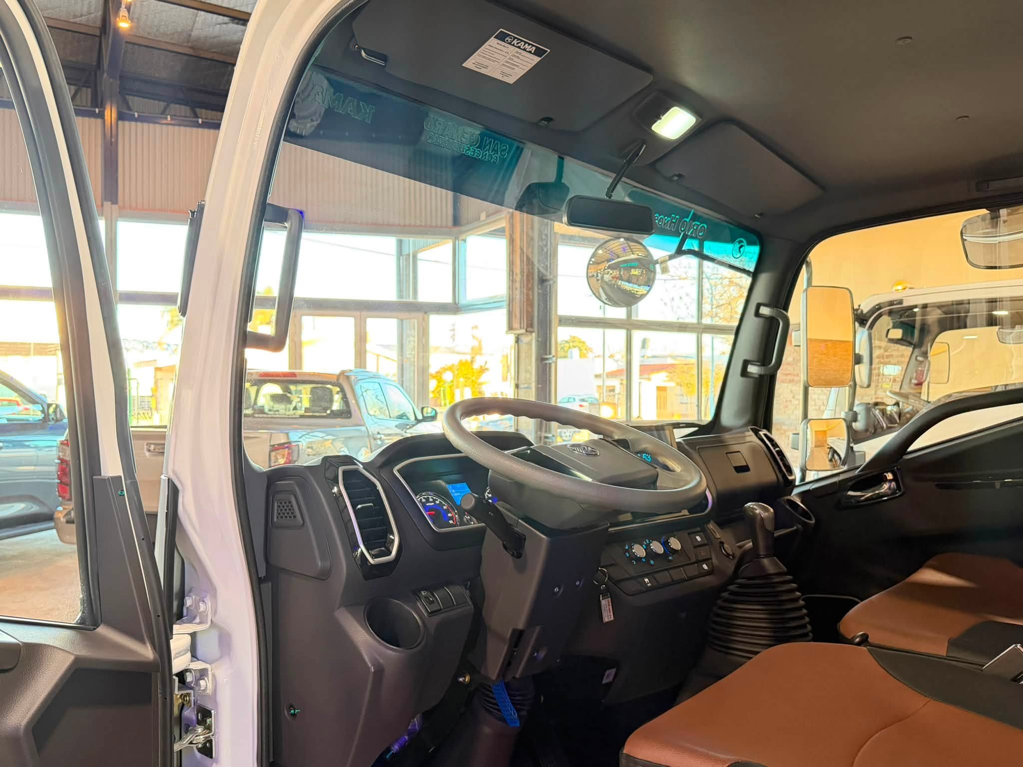 KAMA M3 CARGO CABINA EXTENDIDA con CAJA de CARGA ORIGINAL 2.3 TDI 110cv 0Km My2026 blanco a ORIO HNOS. Financia Bco. Santander. Acércate a ORIO HNOS, SAN GENARO, concesionario oficial JMC, ISUZU, KAMA, LANDKING Camiones - Imagen 8