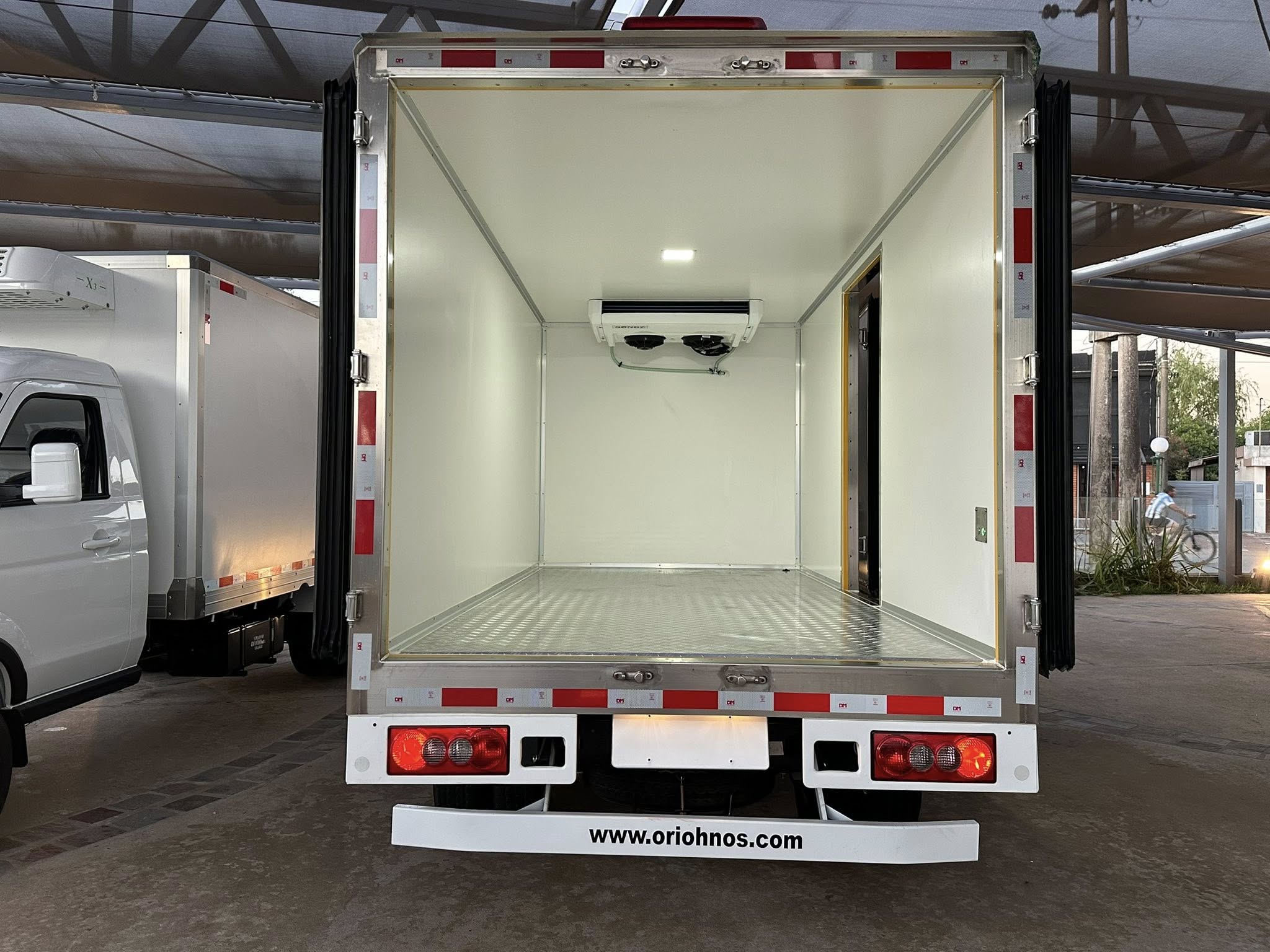 SHINERAY T50 C/S CHASIS con DUALES con FURGON REFRIGERADO -18° para 2 Toneladas 0km My2026 DISPONIBLES! Financia Bco. Santander. Acércate a ORIO HNOS, SAN GENARO, concesionario oficial SHINERAY, DOMY Utilitarios - Imagen 4