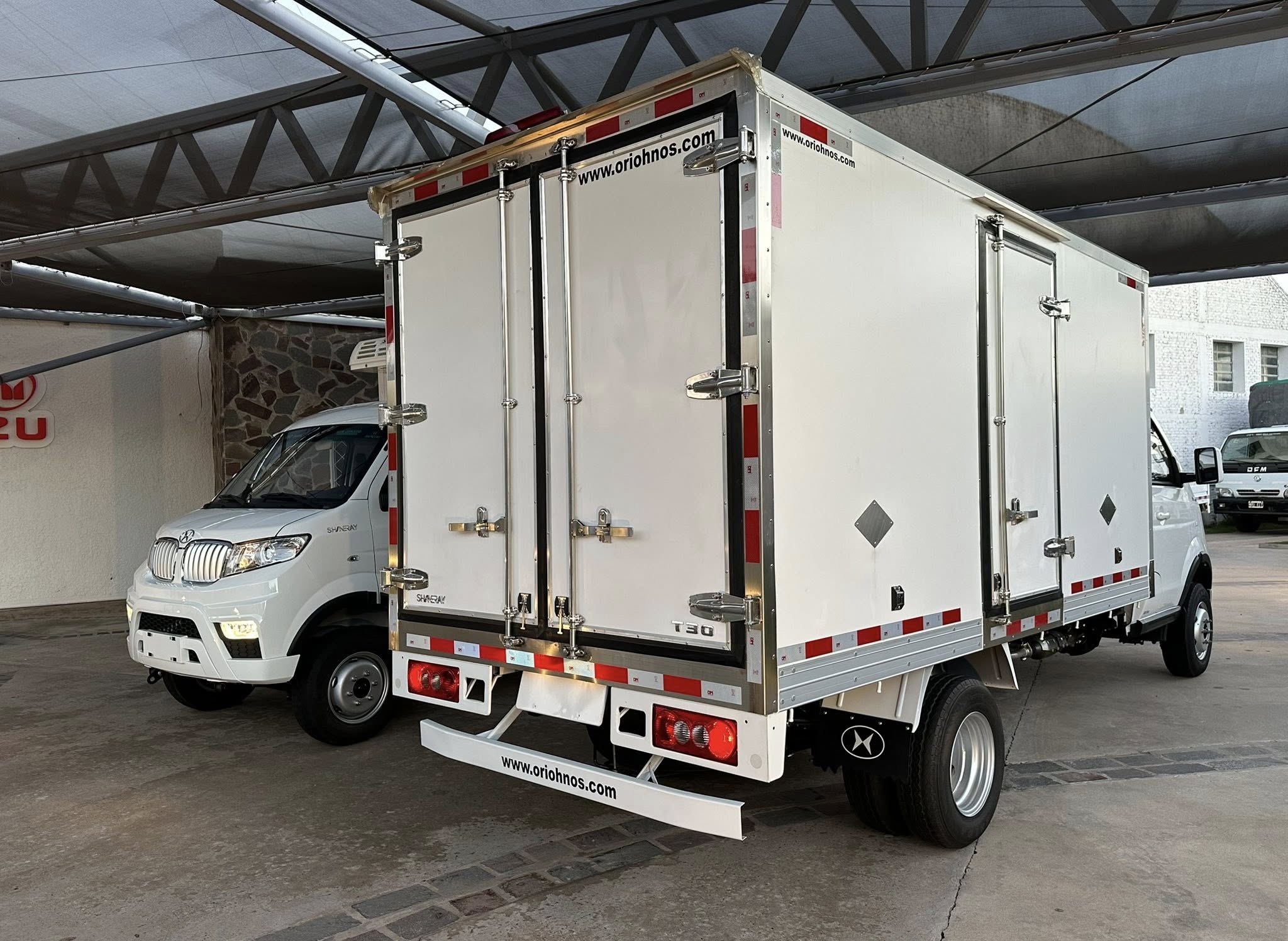 SHINERAY T50 C/S CHASIS con DUALES con FURGON REFRIGERADO -18° para 2 Toneladas 0km My2026 DISPONIBLES! Financia Bco. Santander. Acércate a ORIO HNOS, SAN GENARO, concesionario oficial SHINERAY, DOMY Utilitarios - Imagen 6