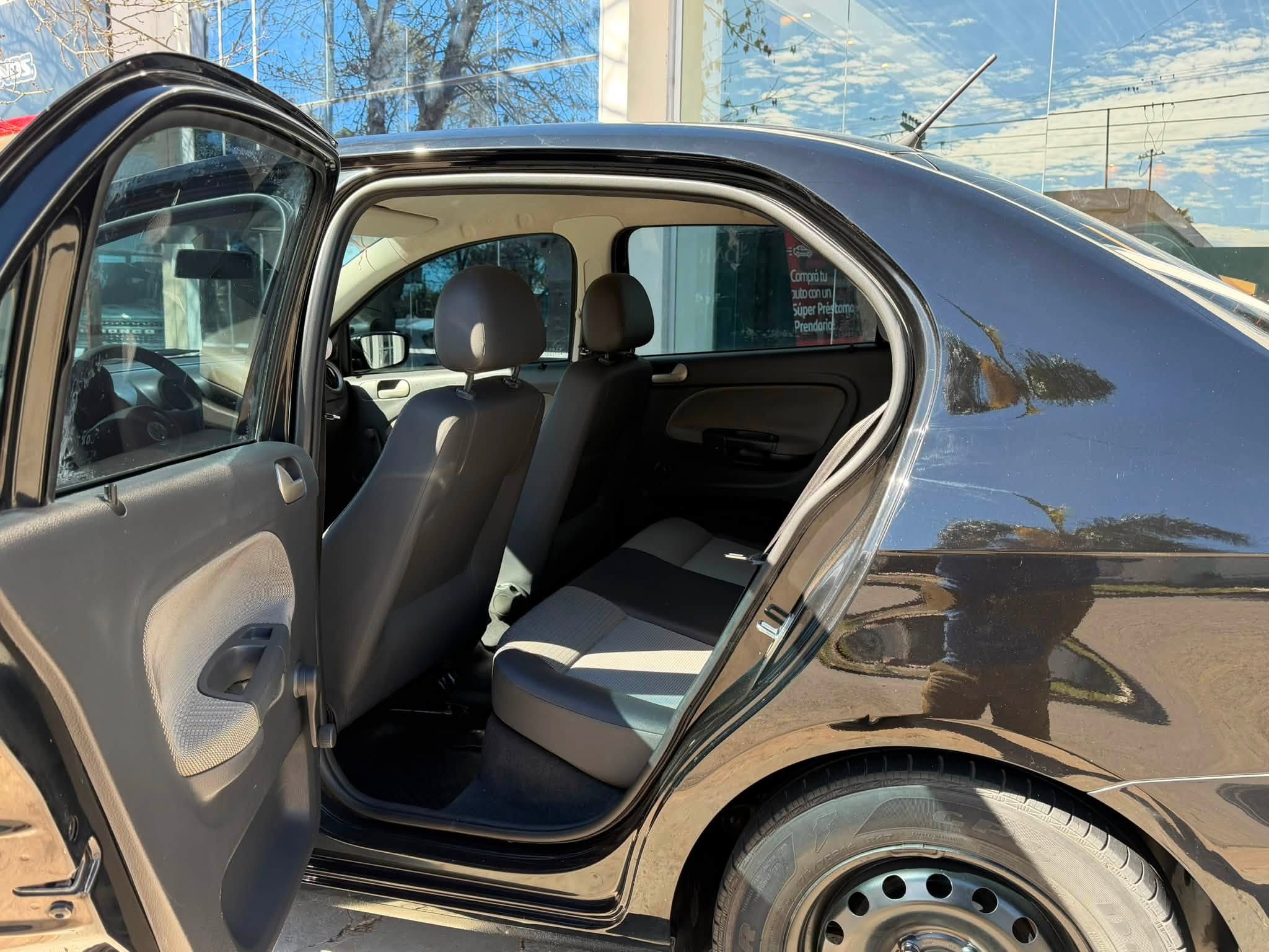 VOLKSWAGEN VOYAGE 1.6 AÑO 2012, negro. con 146.000Km. RTO VIGENTE. Financia Bco. Santander. Acércate a ORIO HNOS, SAN GENARO, concesionario oficial FORTHING - Imagen 7