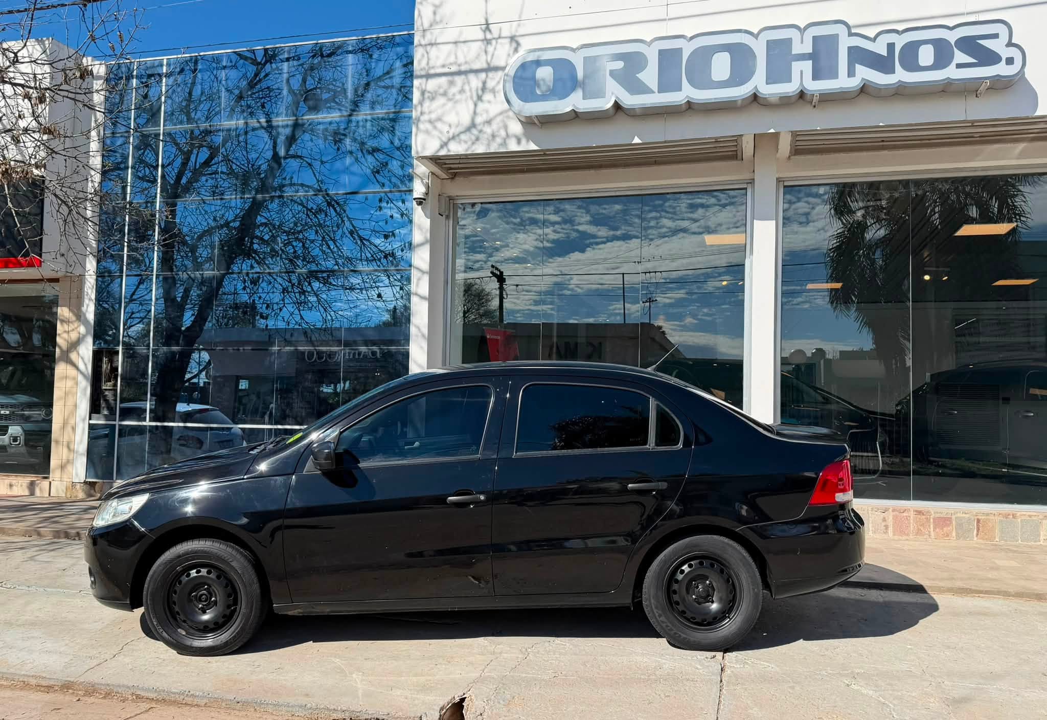 VOLKSWAGEN VOYAGE 1.6 AÑO 2012, negro. con 146.000Km. RTO VIGENTE. Financia Bco. Santander. Acércate a ORIO HNOS, SAN GENARO, concesionario oficial FORTHING - Imagen 5