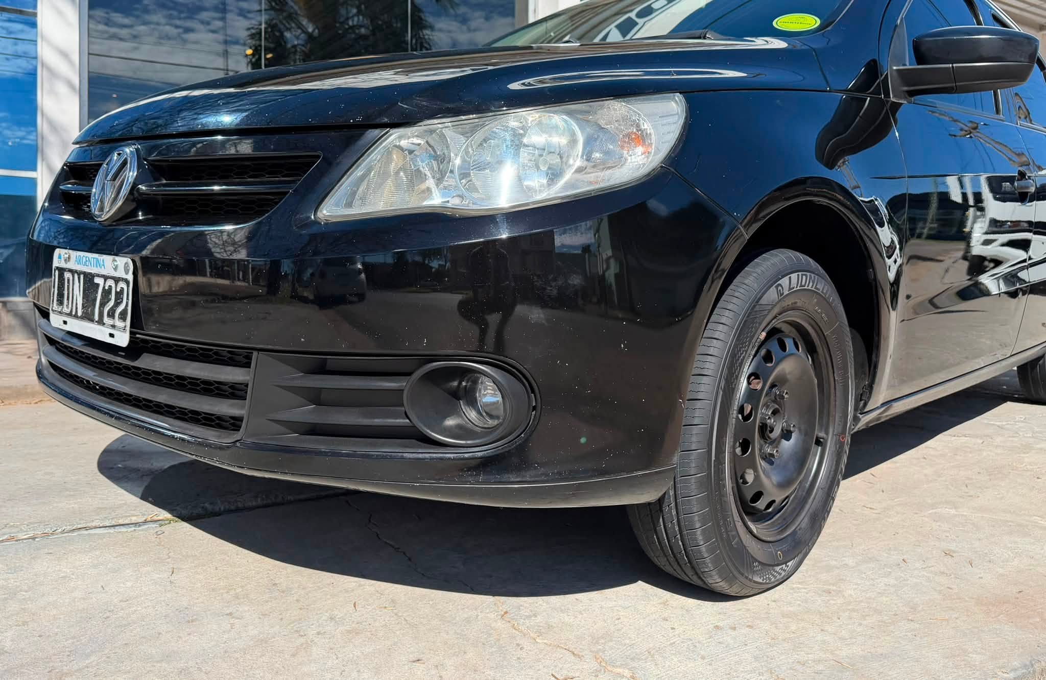 VOLKSWAGEN VOYAGE 1.6 AÑO 2012, negro. con 146.000Km. RTO VIGENTE. Financia Bco. Santander. Acércate a ORIO HNOS, SAN GENARO, concesionario oficial FORTHING - Imagen 4