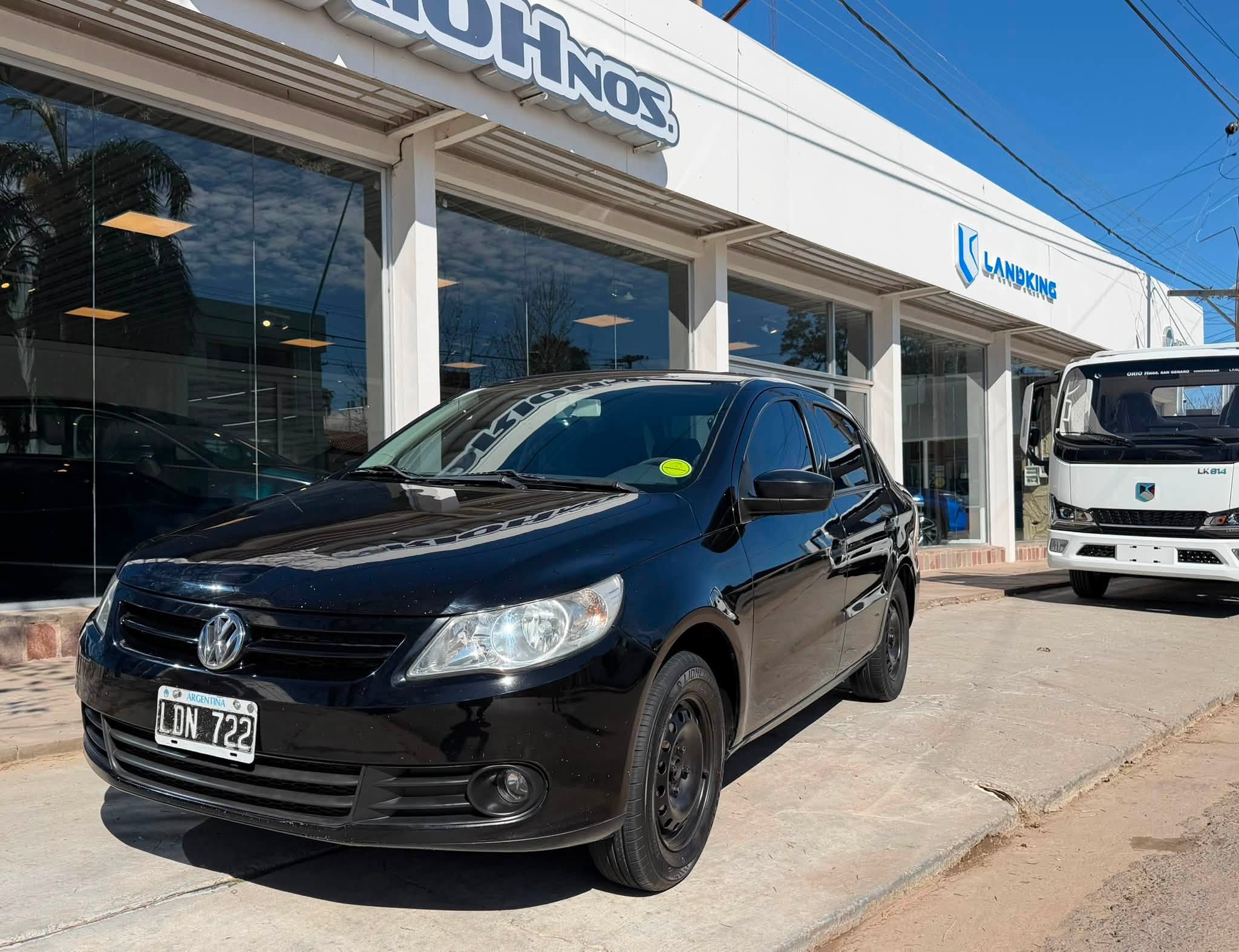 VOLKSWAGEN VOYAGE 1.6 AÑO 2012, negro. con 146.000Km. RTO VIGENTE. Financia Bco. Santander. Acércate a ORIO HNOS, SAN GENARO, concesionario oficial FORTHING