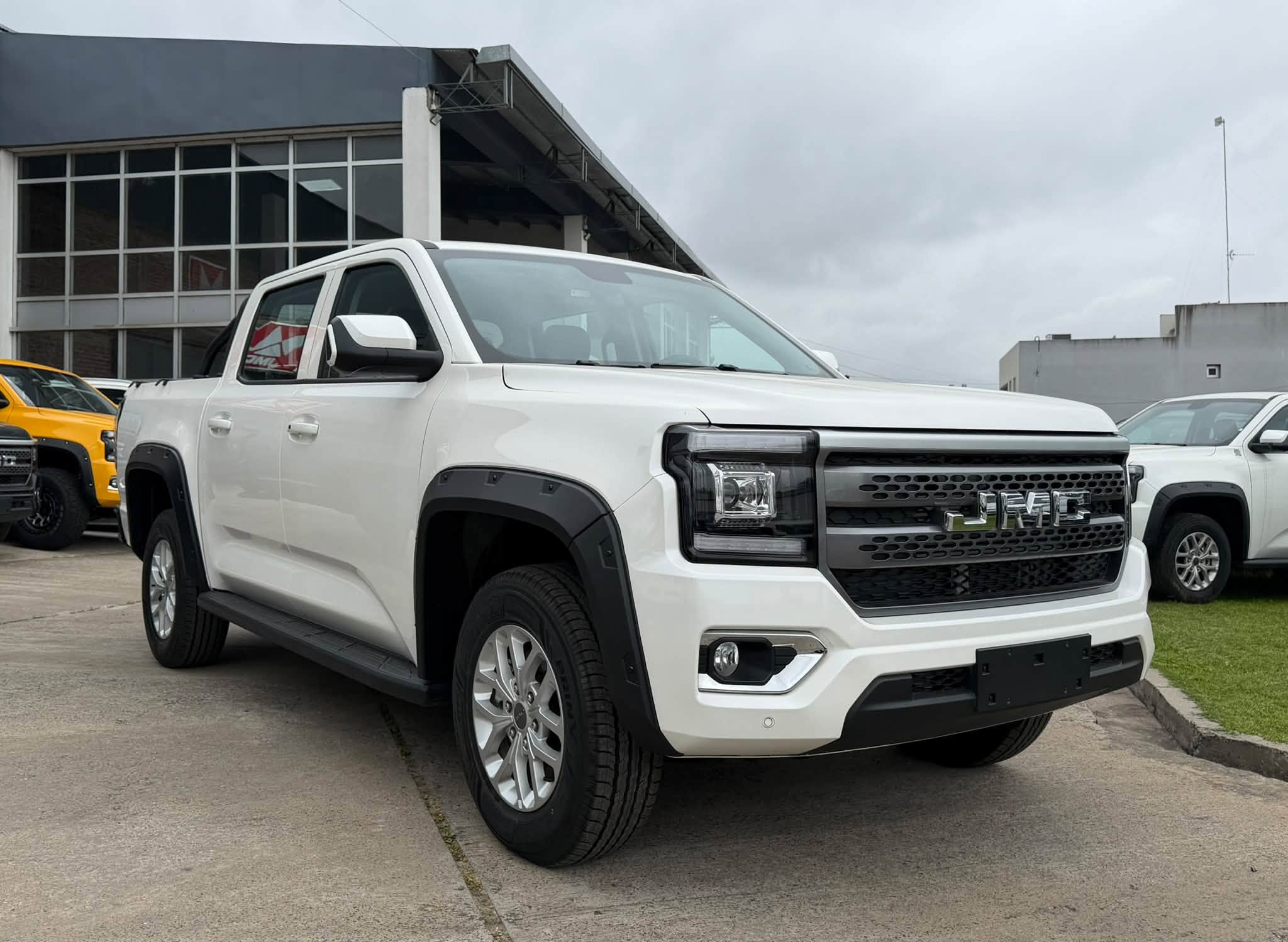JMC GRAND AVENUE 2.3 Turbo Nafta 242cv MANUAL GL 4x2 0Km MY2025. Financia Bco. Santander. Acércate a ORIO HNOS, SAN GENARO, concesionario oficial JMC, ISUZU, KAMA, LANDKING Camiones - Imagen 9