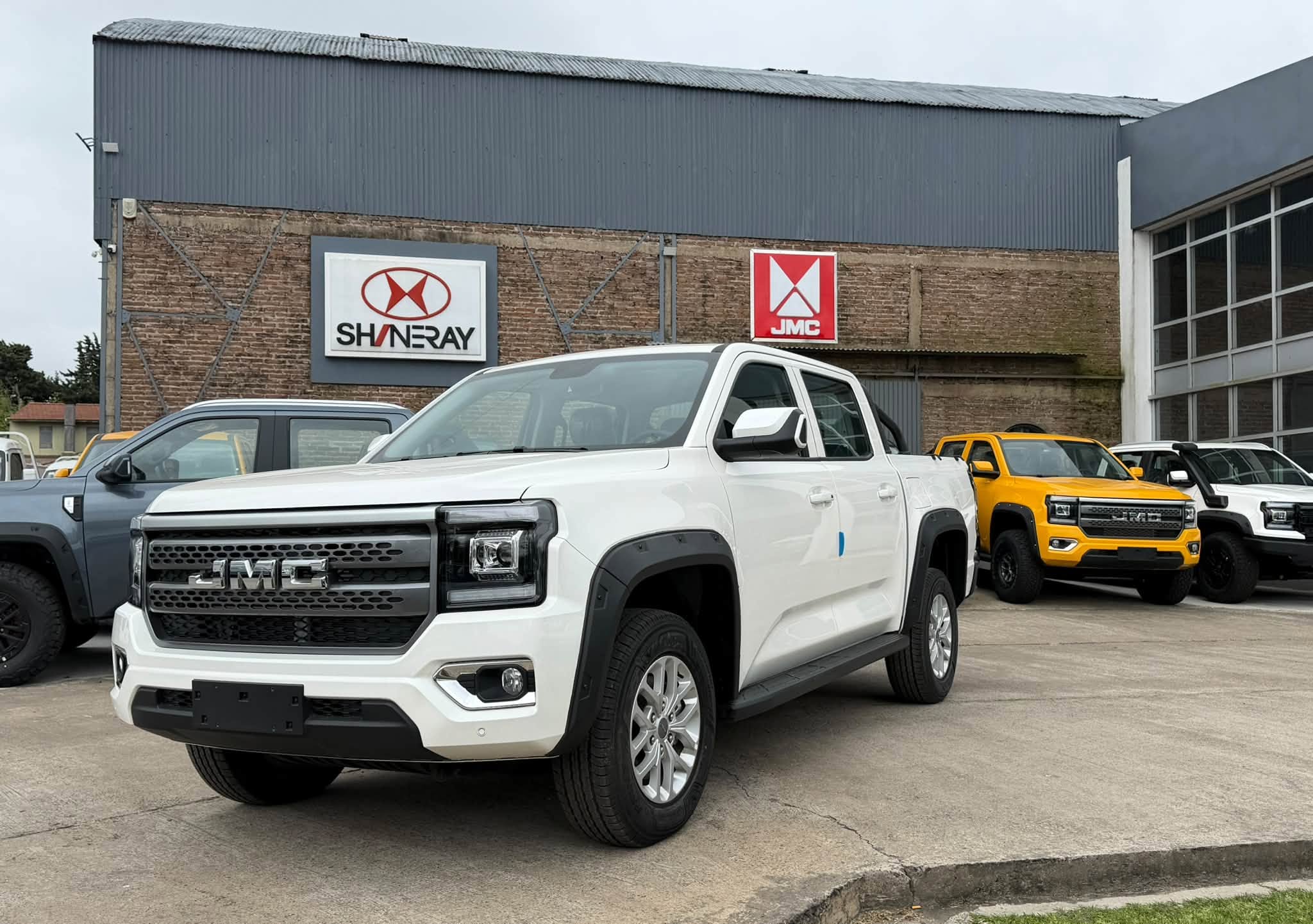 JMC GRAND AVENUE 2.3 Turbo Nafta 242cv MANUAL GL 4x2 0Km MY2025. Financia Bco. Santander. Acércate a ORIO HNOS, SAN GENARO, concesionario oficial JMC, ISUZU, KAMA, LANDKING Camiones