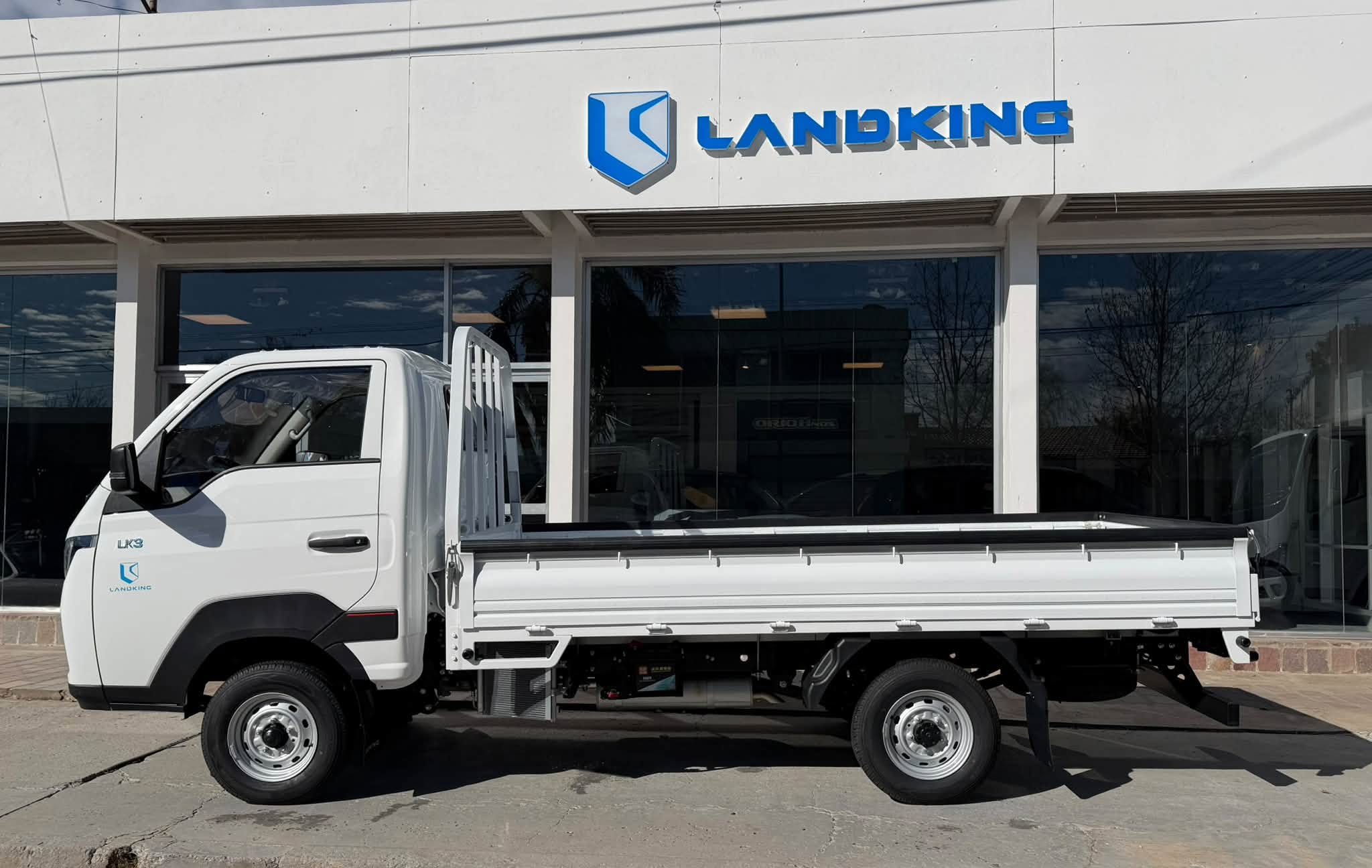 LANDKING LK3 Cabina Simple 0Km my2026 p/ 1.7 Toneladas. Financia Bco. Santander. Acércate a ORIO HNOS, SAN GENARO, concesionario oficial JMC, ISUZU, KAMA, LANDKING Camiones - Imagen 2