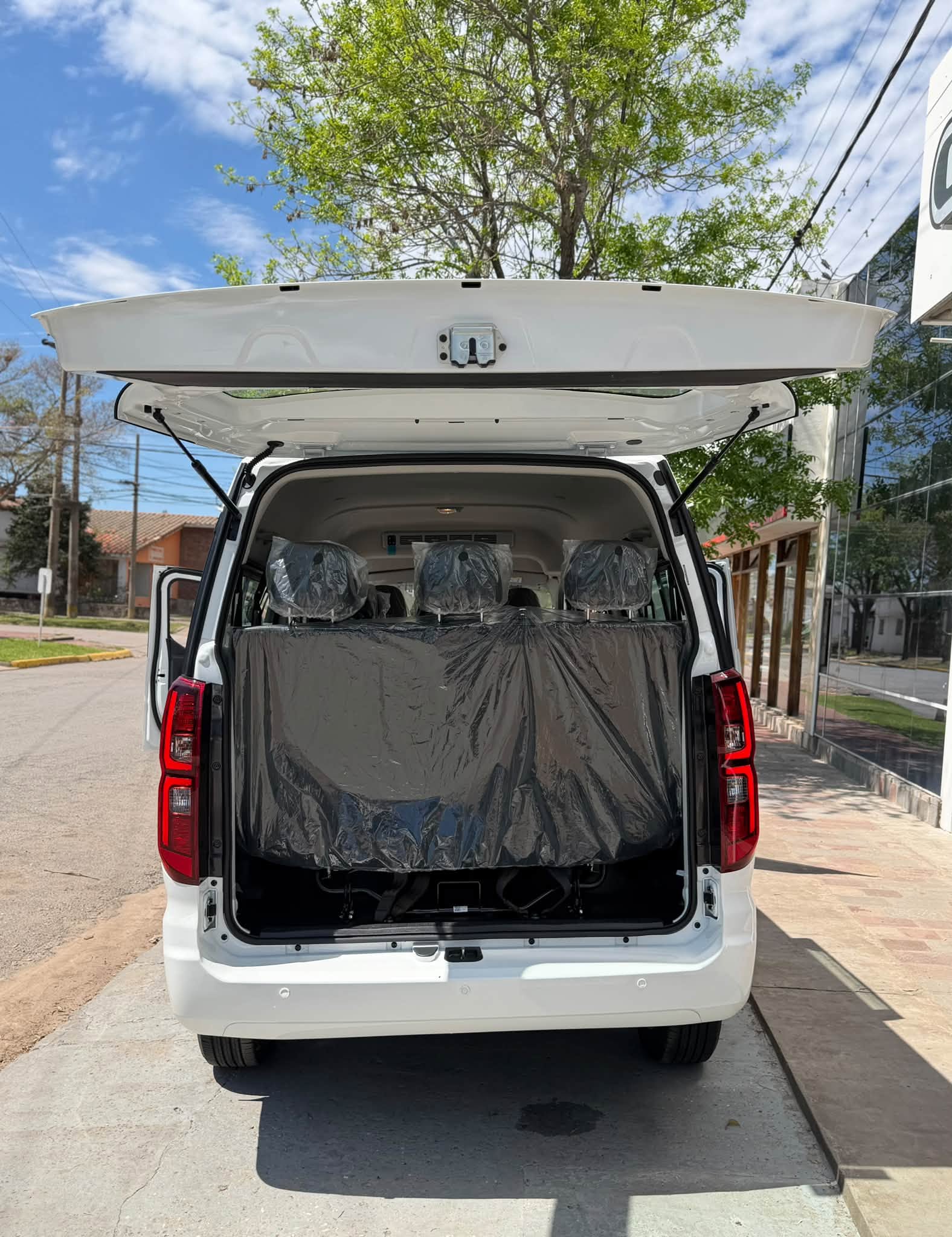 SHINERAY SRM M7 2.0 Nafta Manual 11 Pasajeros 0Km My2026 DISPONIBLES. Financia Bco. Santander. Acércate a ORIO HNOS, SAN GENARO, concesionario oficial SHINERAY, DOMY Utilitarios - Imagen 12
